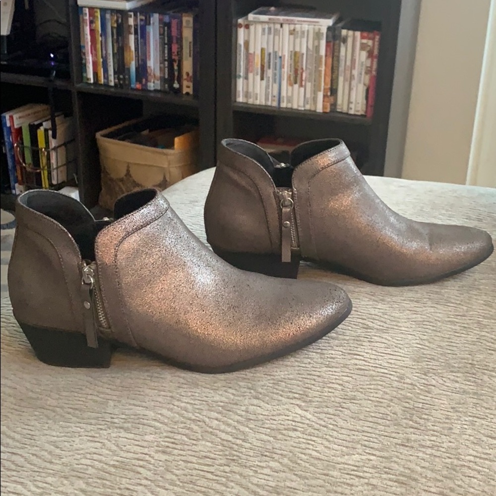Pewter sparkly booties!